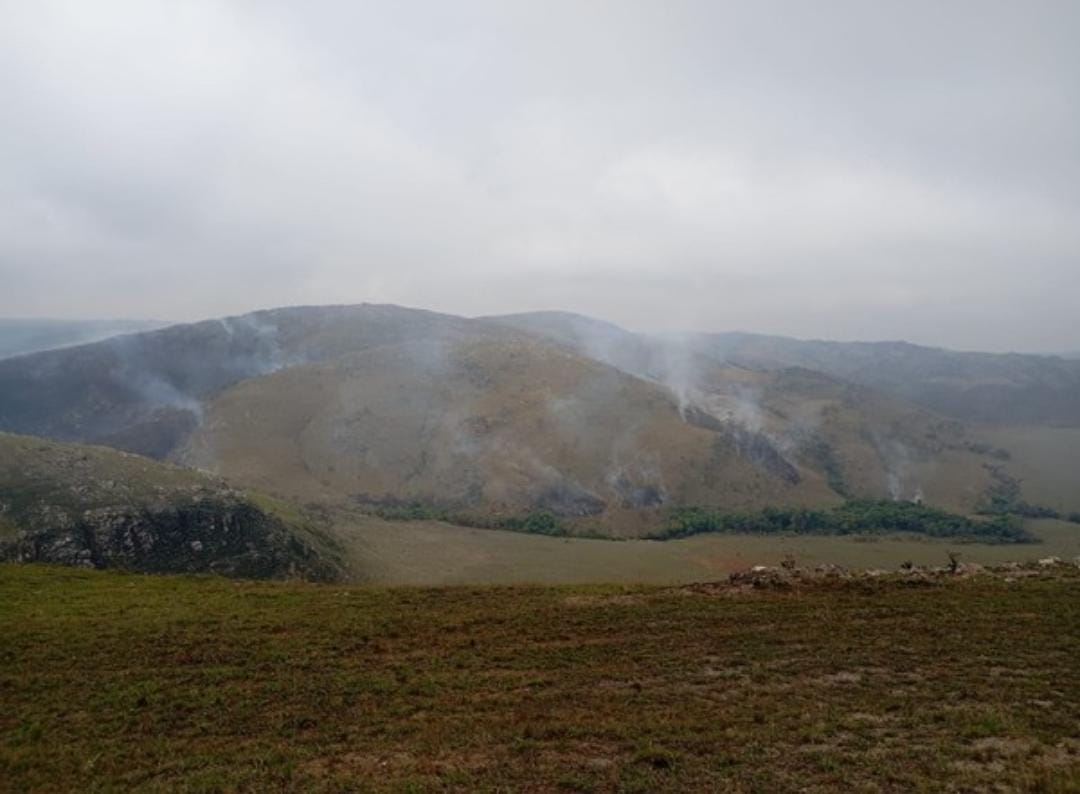 Incêndio atinge o Parque Nacional da Serra da Canastra e devasta área equivalente a 140 campos de futebol próximo à Casca d’Anta.